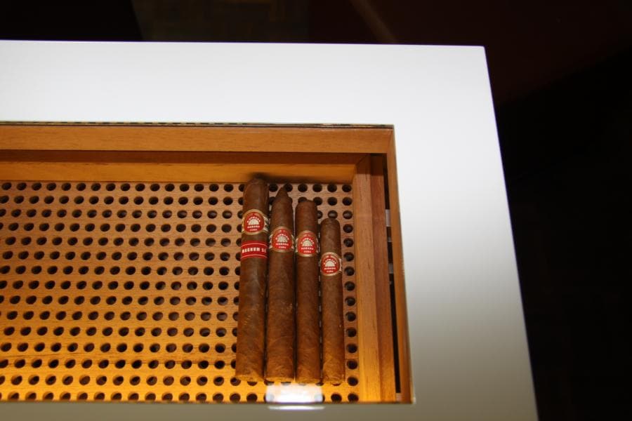 Cube und Base as a Humidor with light