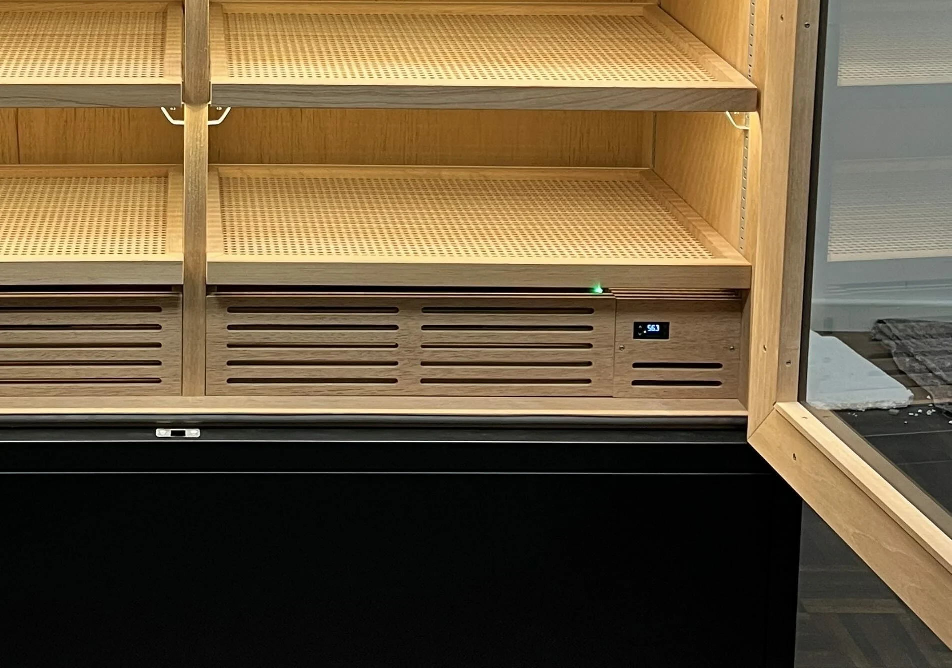 Humidity in humidor automatically regulated for best cigar storage